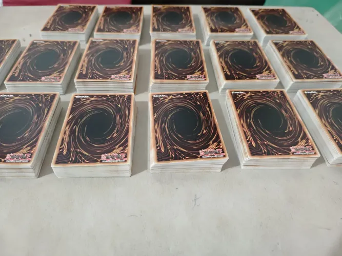 Cartas Yu-Gi-Oh super com 800 cartas