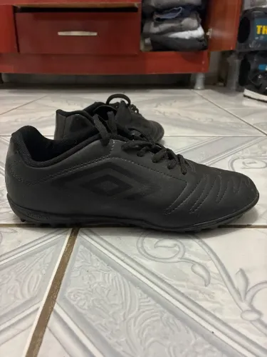 CHUTEIRA UMBRO 39/40 1X USADA, MOTIVO DE VENDA :PEQUENA
