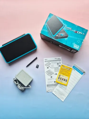 New Nintendo 2DS XL Preto e Turquesa Completo + Micro SD 4GB Com Jogos Instalados