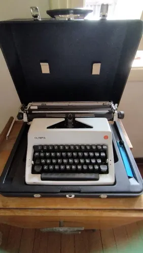 Máquina de escrever Olympia SM9