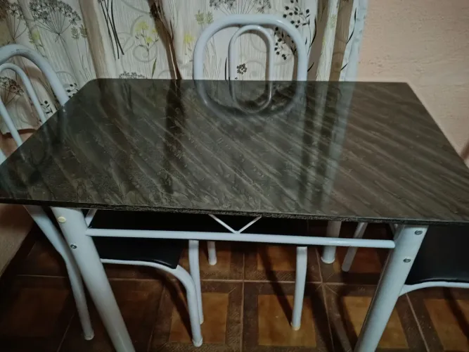 Vendo mesa com 4 cadeiras