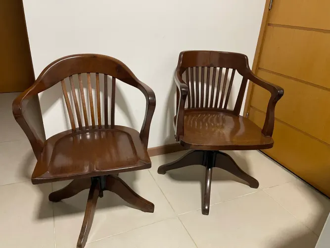 Par de Cadeiras Xerife Antigas em Madeira - Vintage Relíquia