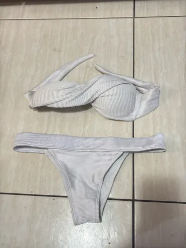 Biquíni branco tomara que caia de amarrar com bojo M