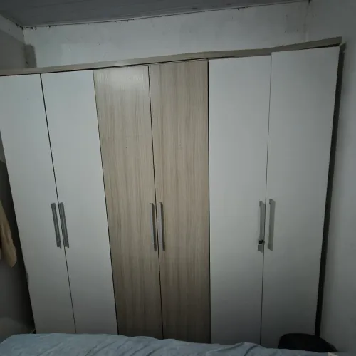 Guardas roupa 6 portas, duas gavetas, 3 cabideiros.