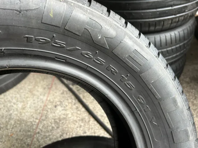 Pneus Continental 165/70/14 kwid originais seminovos por 200,00 cada.