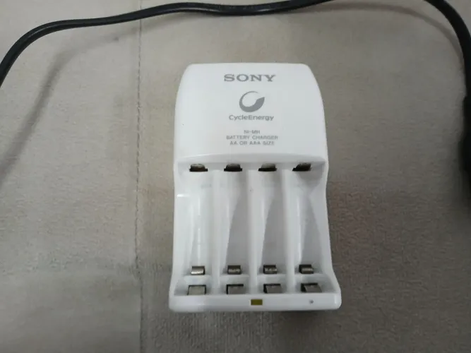 Carregador de Pilhas Sony BCG-34HLD