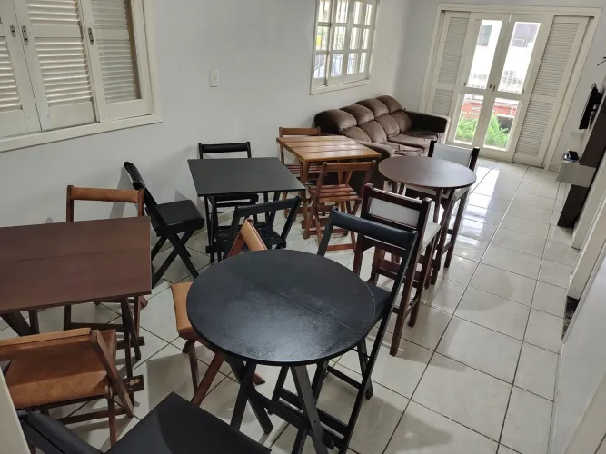 Conjunto mesa com quatro cadeiras direto da distribuidora de mesas e cadeiras dimesa.