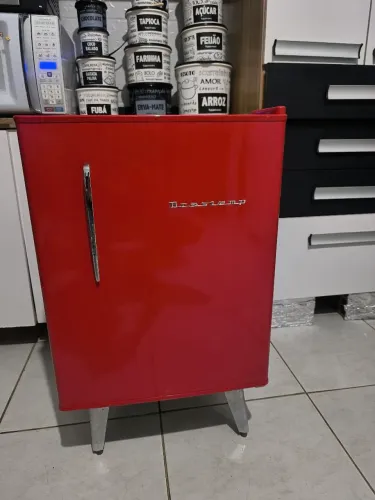 Frigobar Brastemp vermelho retrô 81L. Impecável