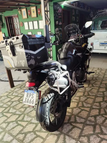 Vendo moto triumph 1200 raly explorer modelo 2023. IPVA e Licenciamento 2026 pagos. Baú .