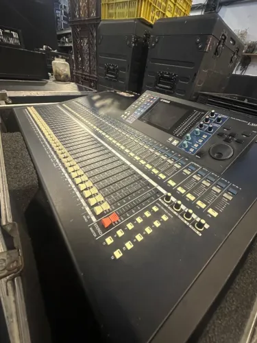 Yamaha LS9-32 Digital Mixing Console - Revisada e em Ótimo Estado