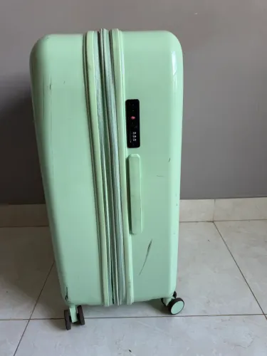 Mala de viagem na cor verde, muito boa e resistente