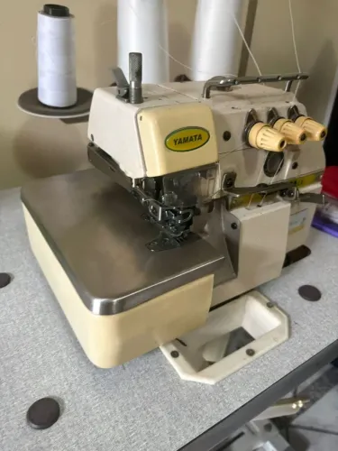 MÁQUINA DE COSTURA OVERLOQUE/OVERLOCK YAMATA FY-903 - BIVOLT