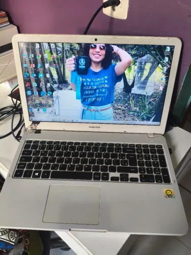 Notebook Samsung com defeito no teclado, mas equipado com memória ram potente