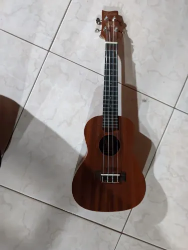 Ukulele quase novo venda urgente de marca
