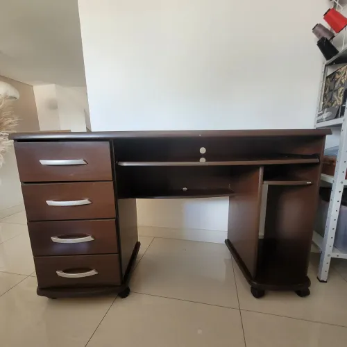 Escrivaninha compacta e resistente com rodinha e 4 gavetas