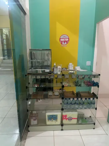 Vitrine de vidro com baleiro