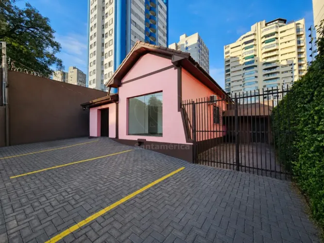 Casa comercial com edícula à venda na Avenida Juscelino Kubitschek, Região Central.