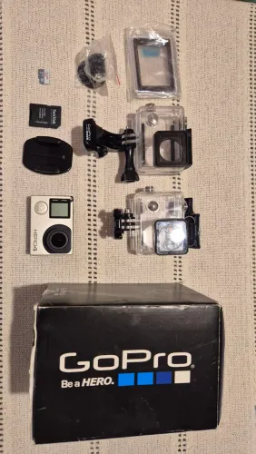 Go Pro Hero 4 + Acessórios (não acompanha cabo para carregar)