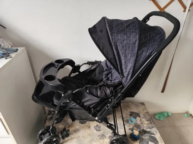 Carrinho de bebê e bebê conforto 