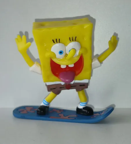 BONECO MINIATURA BOB ESPONJA NA PRANCHA SURFANDO