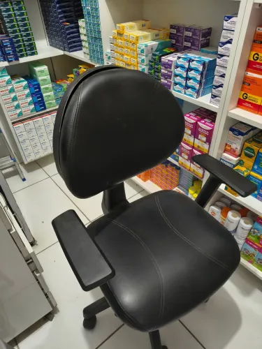 Cadeira escritório em couro, não tem defeito!