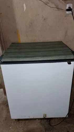 Vende-se um congelador