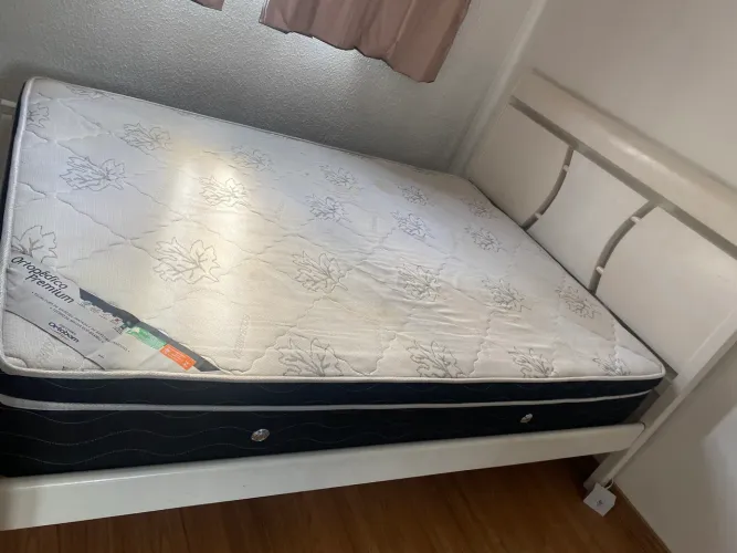 Cama de casal padrão com colchão, pra sair rápido!
