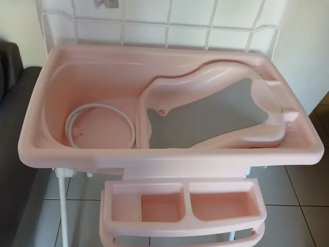 Banheira com suporte e trocador