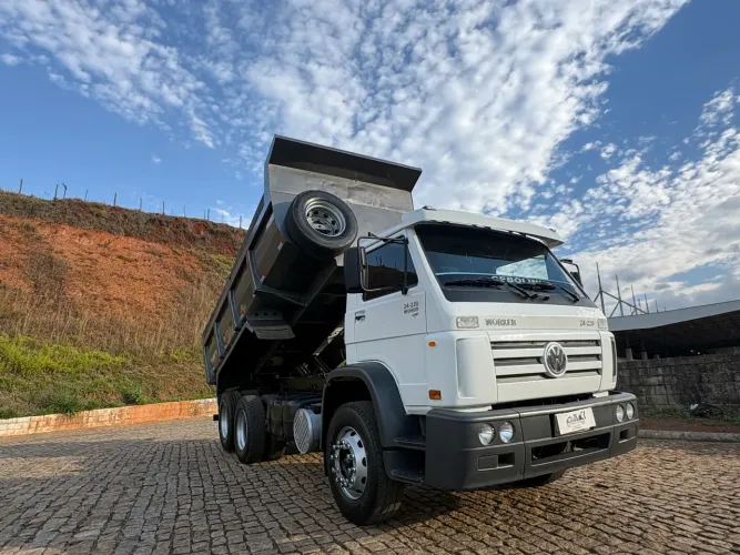 24-220 com 200 mil km caçamba truck 