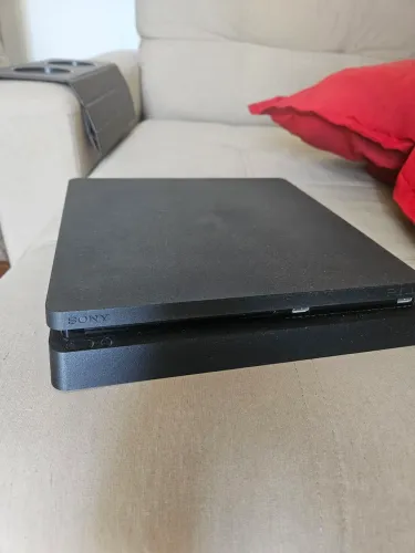 Playstation 4 slim - 1TB - 2 controles