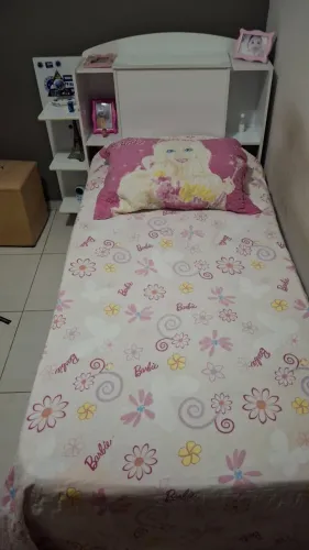 Cama solteiro com cama auxiliar, gavetas e baú.