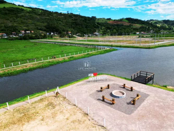 Terreno à Venda em Tubarão no Loteamento Três Caminhos 252 m² com Escritura e Financiável