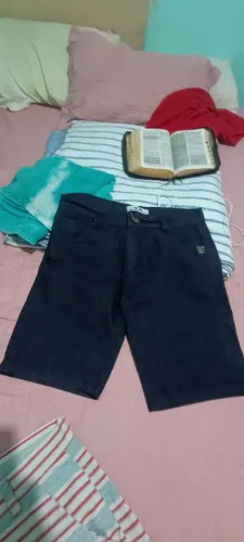 Vendo tudo 2 bermudas okly e uma bota CAT Caterpillar 