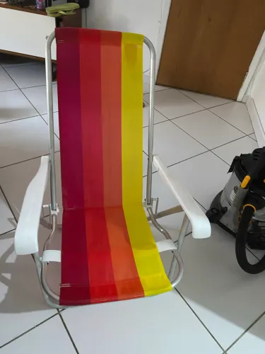 Cadeira de praia bem nova pra desocupar espaço