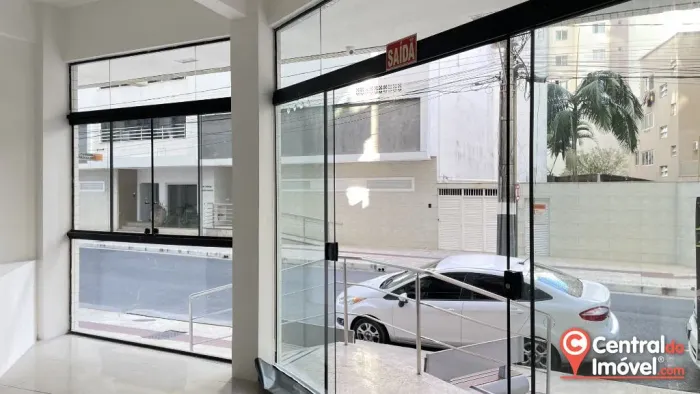 Sala Térrea Comercial à Venda na Quadra do Mar em Balneário Camboriú