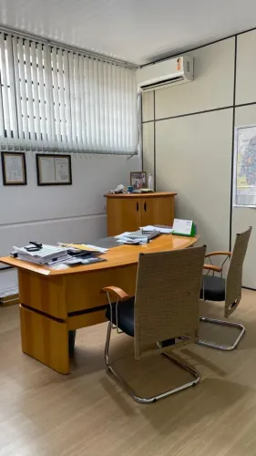 Mesa de Escritório com 2 Cadeiras + Armário - conjunto completo