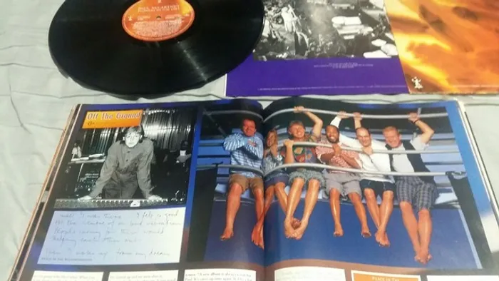 Paul Mc Cartney - Discos , recortes e revista tour book