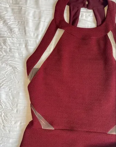 Vestido social vermelho vinho 