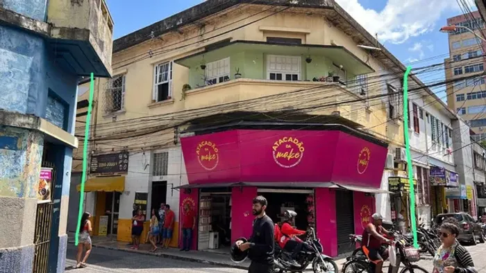 Prédio comercial, 132m², 3 lojas no Centro de Belém.