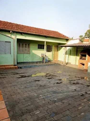 Oportunidade! Duas casas pelo preço de uma, com ampla área externa!