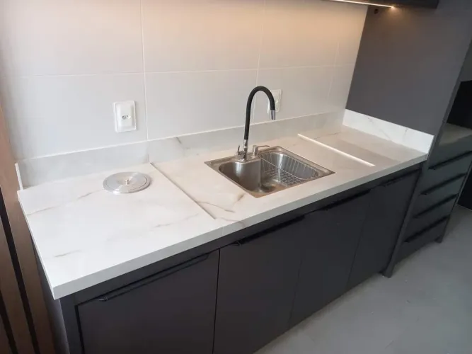 Bancada de cozinha no porcelanato.