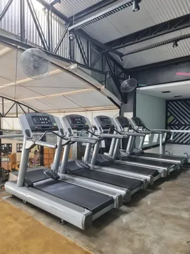 Esteira Life Fitness 93T