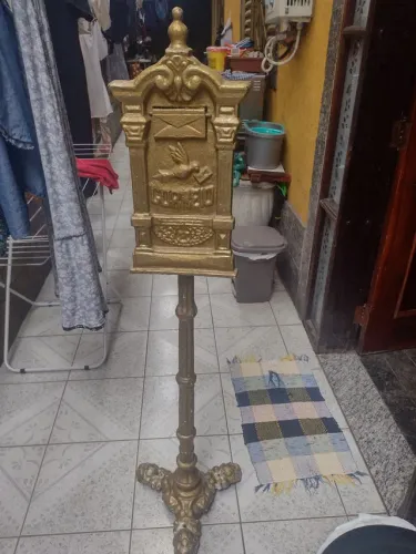 Caixa pra correspondência, material (ferro fundido, relíquia)