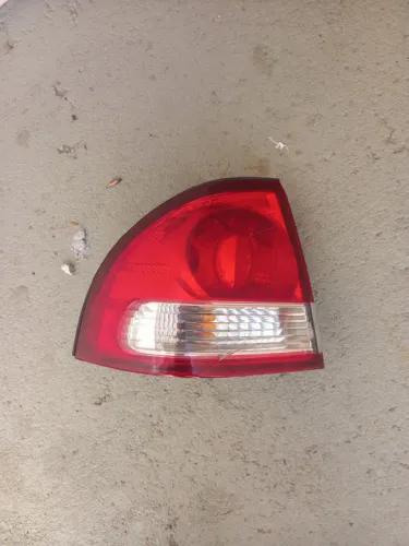 Lanterna traseira esquerda Chevrolet Classic Corsa sedan