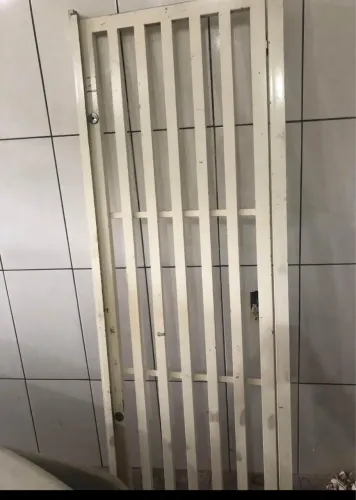 Porta com 2 fechaduras , ferro, grade 2.10x75 