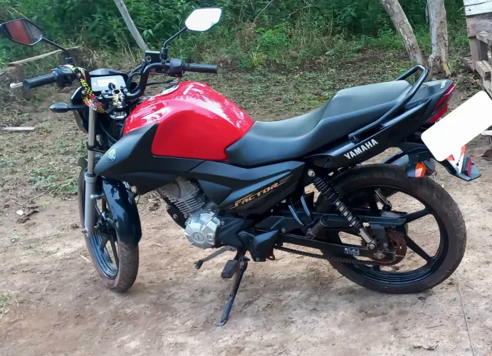 Vendo moto. Ano 2024 bem conservada