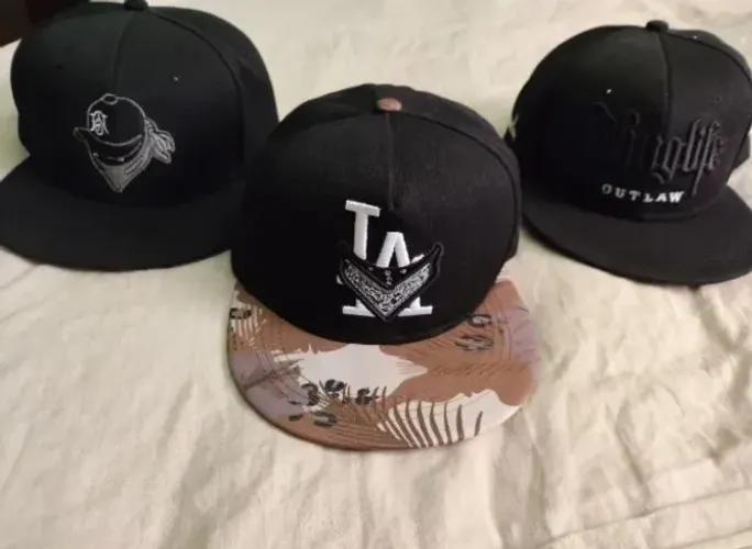 Boné Thuglife (outlaw), L.A (crimes) e outro sem marca