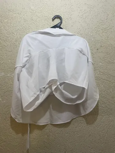 Short-saia feminina branca com design diferenciado