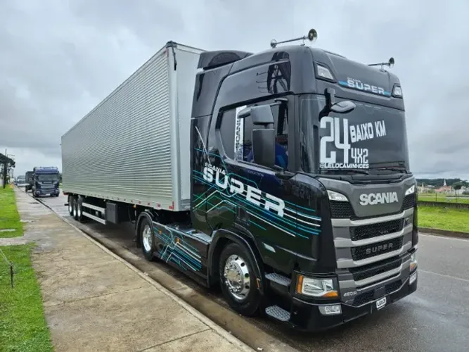 Scania R460 4x2 SUPER Ano 2024 Farol de teto e grade buzina marítima + Baú Facchini 30 plt