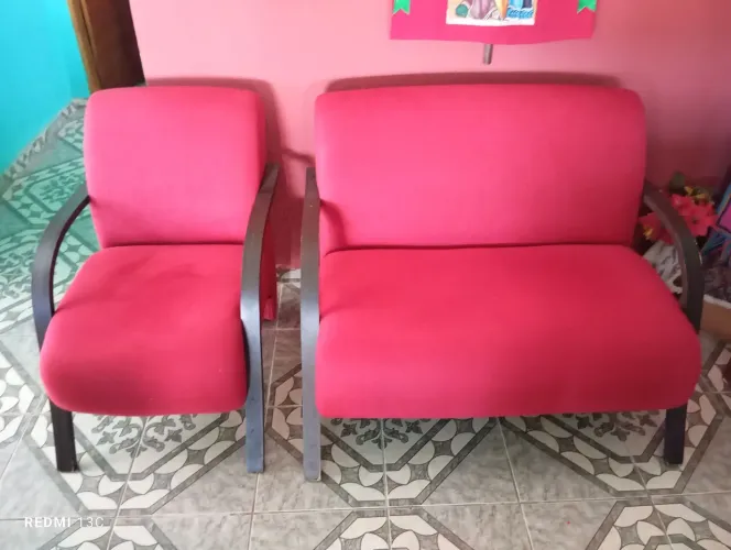 Conjunto de sofás e poltrona (02 + 01 lugares)
